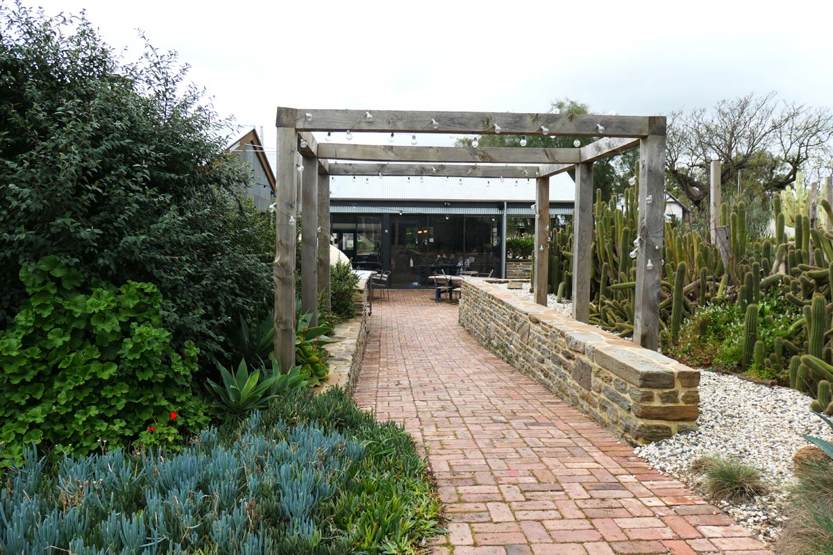 El Estanco Garden and Archway