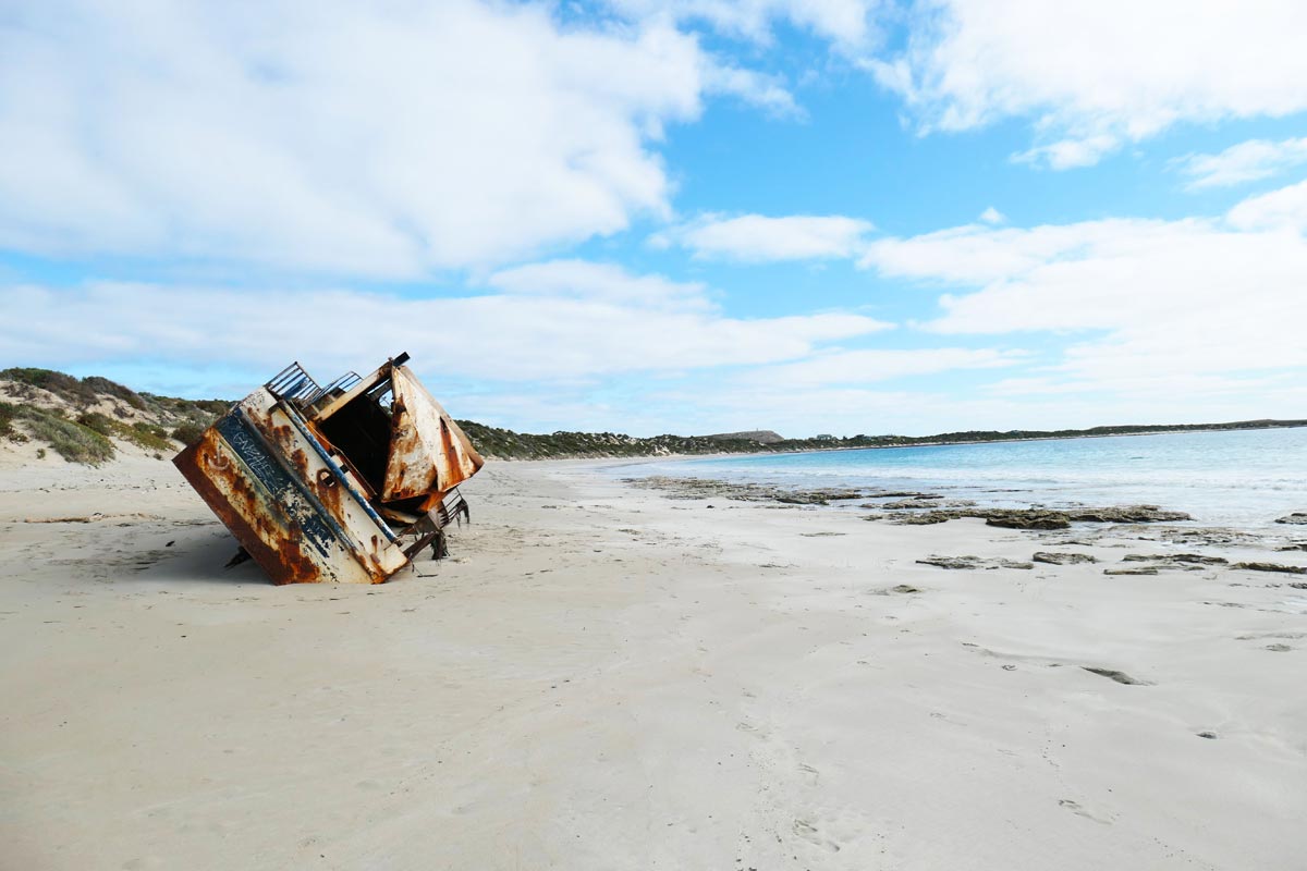 Pondalowie Bay beach and wreck